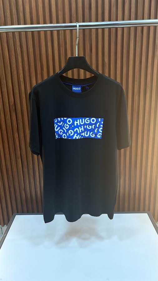 hugo azul con negro