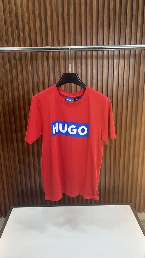 hugo roja letra azul gigante